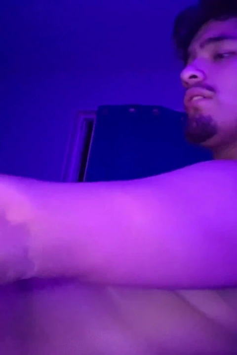 Karnımı şişirirken sünnetsiz yarağımı sıvazlıyorum