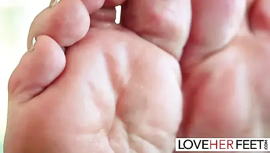 Joi esmer piliç aubree valentine ile ayakla azdırıyor