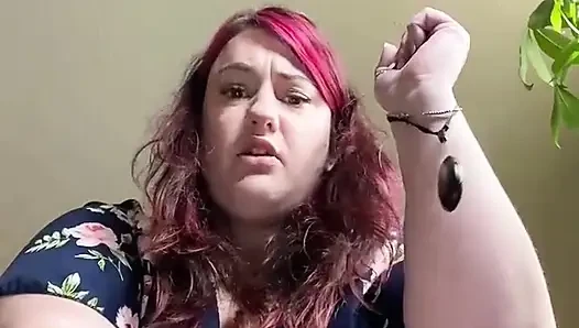 Giantess bir minik keşfediyor ve onu ayak kölesi ve yumuşak oyuncak haline dönüştürmekten eğleniyor