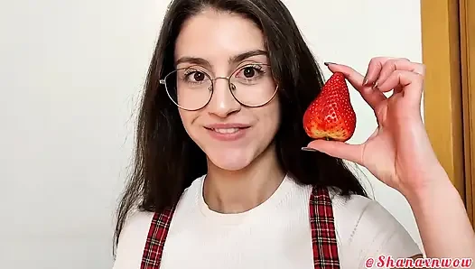 Shana food fetişi ile çilek
