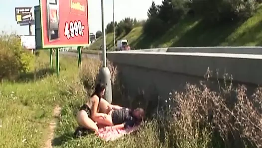 Almanya'dan güzel koyu saçlı bebek yolun yakınında sikiliyor