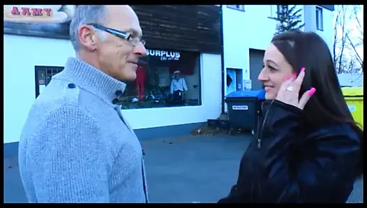 Dövmeli orta yaşlı seksi kadın yaşlı adamı seviyor