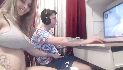 Hamile kız sigara içiyor ve erkek arkadaşını baştan çıkarmaya çalışıyor