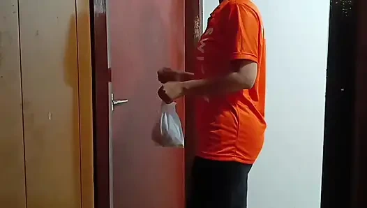 Bhooki Pyaasi Swiggy Delivery Girl Bache Ko V Nahi Choda