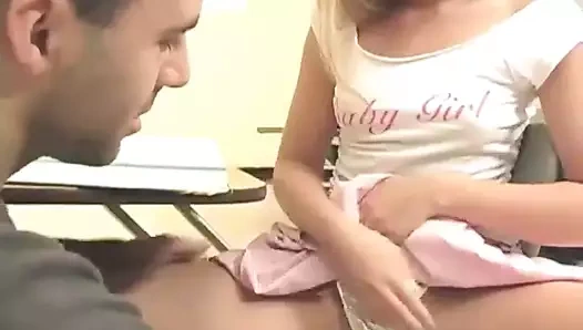 Liseli kızlar külot almak ıslak sırasında sınıf