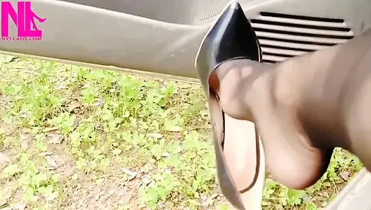 Buffalo Blue Pattent Pumps'ta seksi ayakkabı oyunu