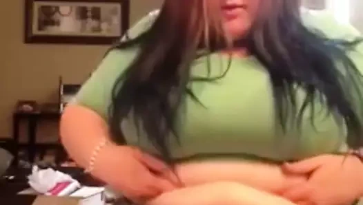 Oldukça şişman kız göbeğini dışarı sağlar