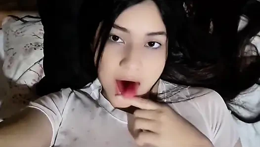 Latin kadın sulu amına dokunuyor