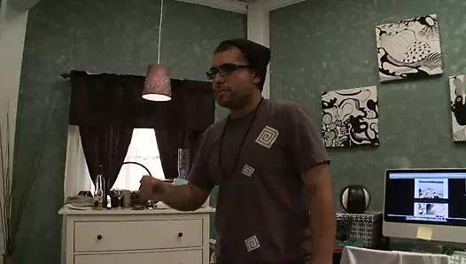 Aldatan karısı önünde bir yabancıyı becermeyi umursamıyor