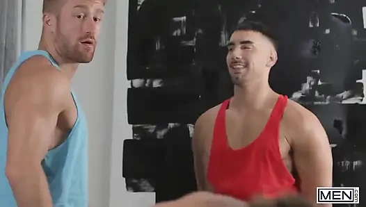 Erkekler - tayler tash ve felix fox eğitmen Olivier Robert ile parlak ve erken bir gün doğumu yoga seansı için rezervasyon yaptıklarını unuttular
