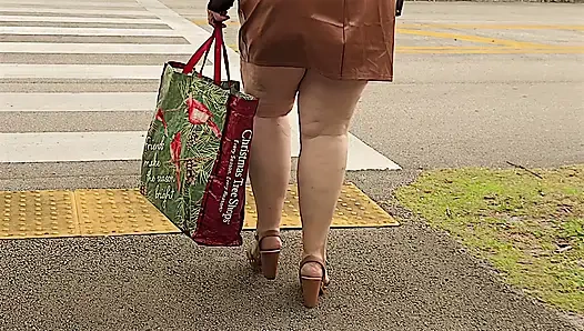 İnleme ve boşalmaya başlayana kadar büyük şişman beyaz sulu götüme, kalın bacaklara ve kalçalarıma bakmaya devam et