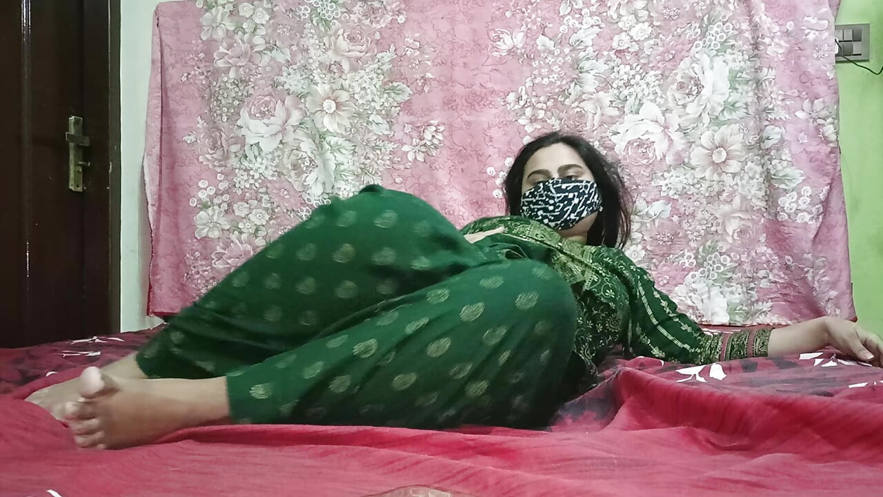 Pakistanlı yalnız kız sairaxsaim evde💦 tek başına ıslak amcığını parmaklıyor