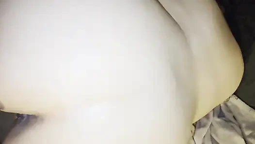 Komşus un aldatan karısını domaltarak sikişten inletiyor