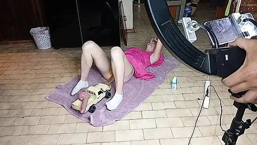 Yapay penisli hintli araba 19 yaşındaki ateşli bluzlu amcığı sikiyor