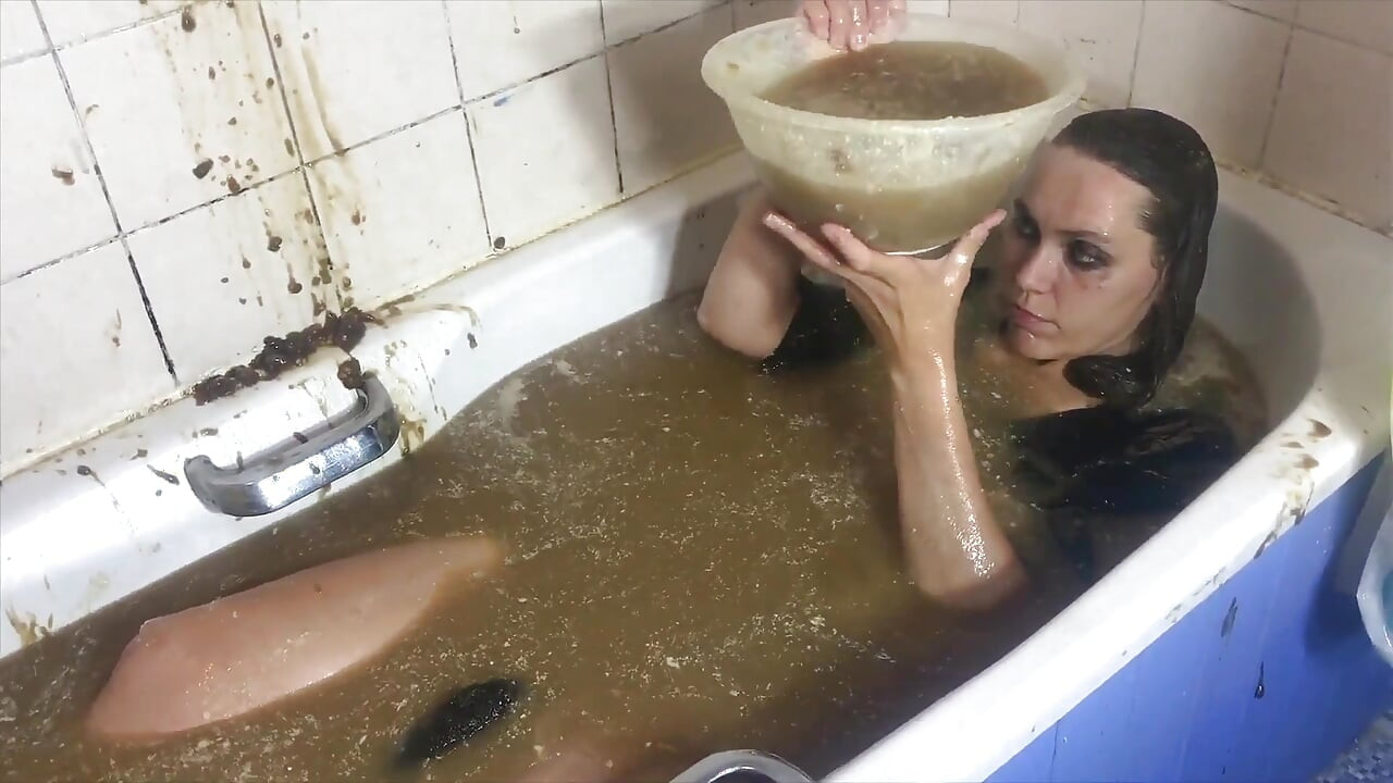 Aman tanrım seksi gotik kız kremalı ve soslu sikiliyor!