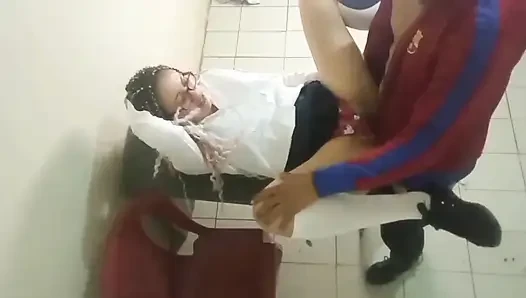 Ürpertici ve gerçek bir kız öğrenci sınıfın ortasında matematik öğretmeniyle götünü sikiyor