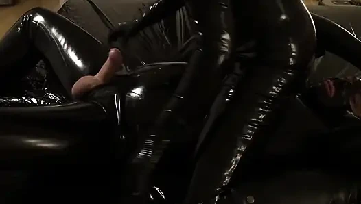 Lateks Danielle ve ordusu boşalma seansı 2angle