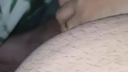 Üvey anne üvey oğlunun yarağının üzerinde battaniyenin altında mükemmel elle muamele