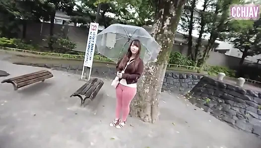 Renkli boyanmış düzgün vücutlu bir güzellik, oyuncu azdırıcı bir şekilde şehrin içinde cesurca dolaşıyor. - a