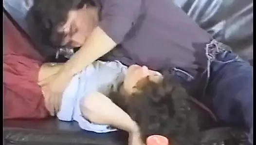 Minyon sürtük yarağa biniyor ve kanepede harika bir sakso çekiyor