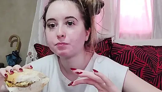 Kirazlı domatesli omletli sandviç yiyor