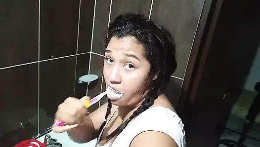 New York, Amerika Birleşik Devletleri'nden büyük sarkık memeli 18 yaşındaki esmer, üvey kardeşinin büyük aletini sikiyor