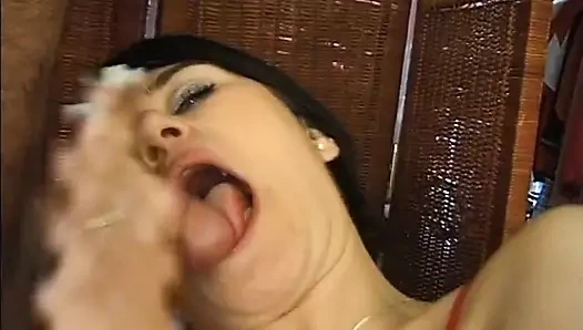 Sert meme uçlu esmer lucie tarafından sikimi emdiriyorum