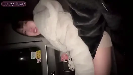Gece geç saatlerde park mücadele eden bir kızla karşılaşıyor ve döllenmeyle biten riskli bir açık havada deneyime çekiliyor