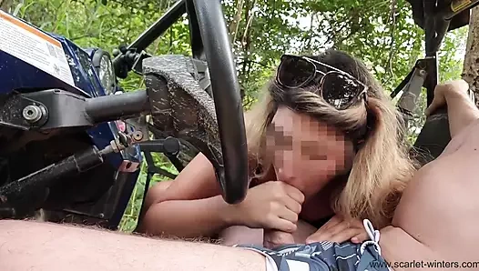 Azgın orta yaşlı seksi kadın öğretmen utv'ye binerken açık havada öğrencisinin babasının yarağını emiyor ve emiyor