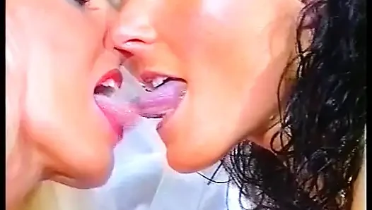 İki çarpıcı Alman orta yaşlı seksi kadın üçlü grup sekste yarağı memnun etmek için burada