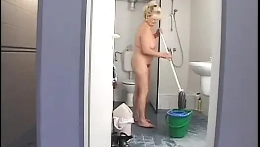 Yarağa aç olgun sarışın tüm banyo ziyaretçileriyle sikişiyor