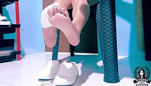 Kokan ayaklar ve beyaz çoraplar