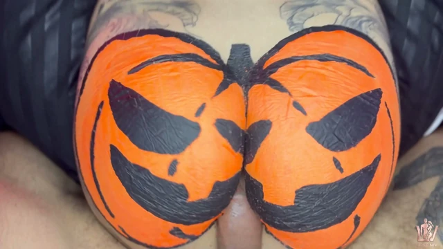 Valentina Badillo'nun büyük kıçında Cadılar Bayramı balkabağı cosplay'i