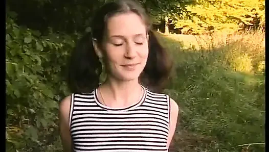 Sevimli esmer yumrukla ve dildoyla sikiliyor