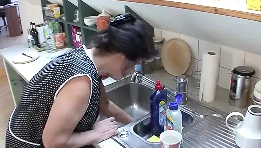 Yarağa aç nine ıslak amcığı sızdırana kadar temizledikten sonra sert ve çekinmeden sikiliyor