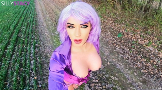 Kadın kılıklı Stacy Malvina'ya benziyor ve ormanda kayboldu