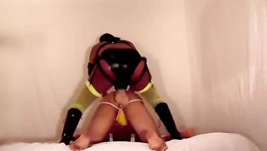 yumruk ve büyük strapon ile kıçını yok etmek