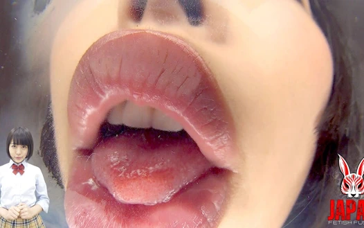 Yüz yalama idol bakış açısı - yua nanami dilini mercek karşısında bulıyor, gözleri ile seni yerine sabitlerken kalın tükürük izi sürüyor