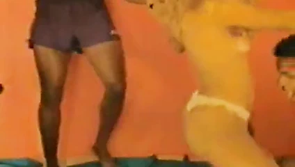 Latin klasik 18 dansçı bir üçlü biter