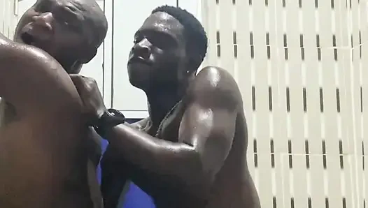 Banyoda iyi bir sikiş yapıyordum