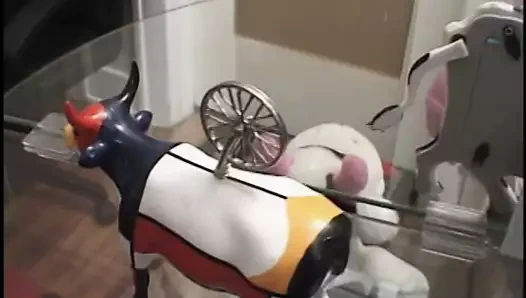 hemşire göğüsleri kapalı gösterirken onun baskı alır