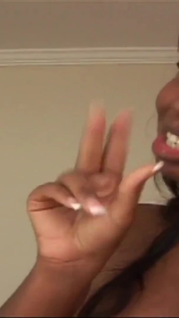 Эмоциональный момент из "Межрасовый лесбийский секс с грудастыми шлюшками и секс-игрушками"