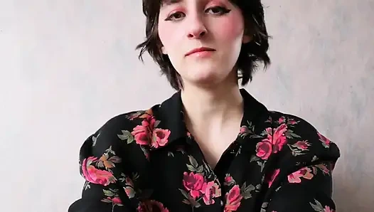 Mean Domme sevgililer günü için seninle alay ediyor