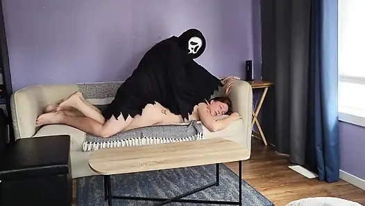 Celaena c hayalet yüze yarak biniyor