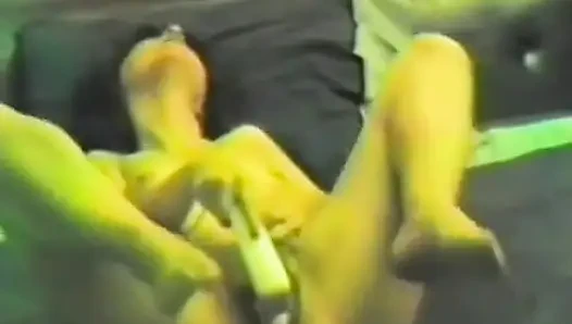 Azgın bir esmer iki dildoyla mastürbasyon yapıyor