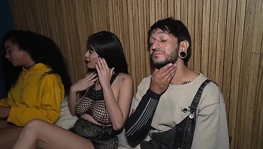 Kız arkadaşımın en iyi arkadaşının yanında seks yapıyorum