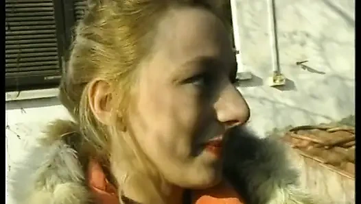 Amatör genç kız kahve içmek için evine geliyor