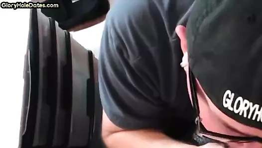 Yakın çekim duvar deliği sevgilisi dilf amatör oral sekste yarak emiyor