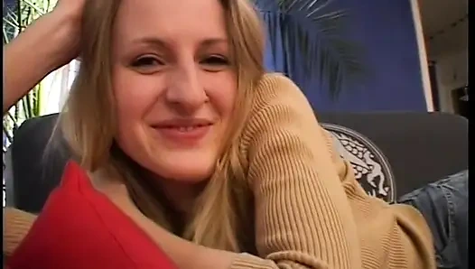 Seksi vücutlu güzel genç kız sert yarağı emiyor ve biniyor