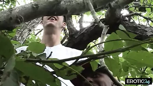 Sie stöhnt seinen Namen mit jeder Bewegung